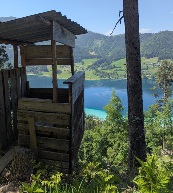 Hochsitz mit Blick auf den smaragdgrünen Weißensee